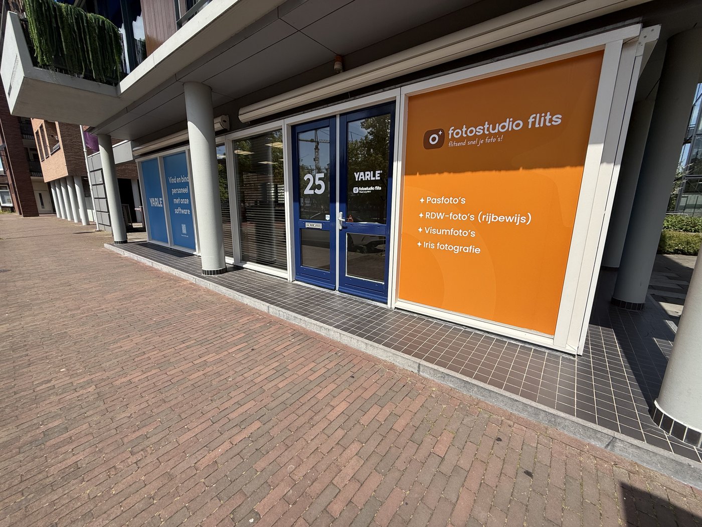 Pasfoto maken in Almelo bij Fotostudio Flits, tegenover het gemeentehuis
